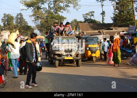 Nahverkehr auf dem wöchentlichen Stammesmarkt im Dorf Araku, Andhra Pradesh, Indien Stockfoto