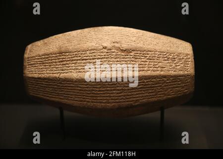 Tonfaßzylinder, Inschrift von Sargon II. Neo-Assyrisch. 650 V. CHR. Khorsabad, Irak. Keilschrift, akkadische Sprache. British Museum. London. Stockfoto