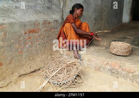 Stammesfrau, die im Dorf Nalraigoda, Andhra Pradesh, Indien, Seile für ihren Lebensunterhalt herstellte. SAVARA-STAMM Stockfoto