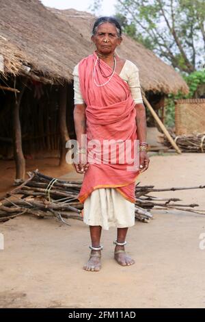 Alte Stammesfrau in ihrer traditionellen Kleidung im Dorf Masaguda, Bezirk Srikakulam, Andhra Pradesh, Indien. SAVARA-STAMM Stockfoto