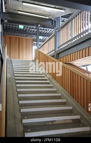 Innenraum des neuen, 3-stöckigen Fahrradknotenlagers Cycle Hub neben dem Bahnhof in Kingston upon Thames, London. Sarah Wigglesworth Architekten. Stockfoto