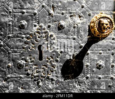 Schöne und Vintage Türgriff löwenförmig auf grünem Metall Tür mit Zierleisten und Balustern Stockfoto