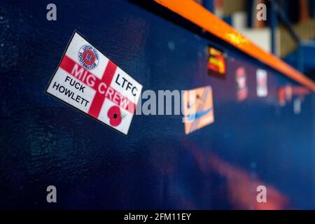 Luton, Großbritannien. Mai 2021. Allgemeine Ansicht der AT-Aufkleber in der Kenilworth Road, der Heimat von Luton Town während des Sky Bet Championship-Spiels zwischen Luton Town und Rotherham United am 4. Mai 2021 in der Kenilworth Road, Luton, England. Foto von David Horn. Quelle: Prime Media Images/Alamy Live News Stockfoto