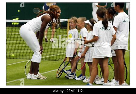 Venus und Serena Williams waren heute in Wimbledon, um ihr neues Buch "How to Play Tennis" zu veröffentlichen. Sie verbrachten einige Zeit damit, einigen jungen aufstrebenden britischen Spielern mit ihrem Spiel zu helfen.pic David Sandison 17/6/2004 Stockfoto