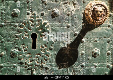 Schöne und Vintage Türgriff löwenförmig auf grünem Metall Tür mit Zierleisten und Balustern Stockfoto