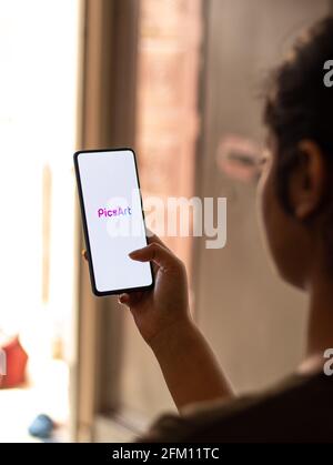 Assam, indien - 04. Mai 2021 : PicsArt auf dem Handy-Bildschirm Stock Bild. Stockfoto