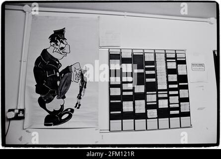 Oxford Prison November 1986 gescannt Mai 2021 fotografiert mit Genehmigung des Innenministeriums und der Gefängnisbehörden. HM Prison Oxford bis 1996 wurde das Gebäude von Malmaison zwischen 2003 und Dezember 2005 im Rahmen des umfassenderen Projekts zur Erneuerung des Oxford Castle umgebaut. Die 95 Zimmer sind umgebaute Gefängniszellen, und das Hotel hat einige Originalelemente wie Metalltüren und begehbare Wege erhalten. HM Prison Oxford war von 1888 bis 1996 ein Gefängnis in Oxford Castle. Die Burg wurde seit dem 17. Jahrhundert als Gefängnis genutzt, erhielt aber erst im Jahr 188 den Namen HM Prison Oxford Stockfoto