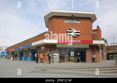 Außenansicht des Bahnhofs Kingston, London, Großbritannien. Zeigt den Haupteingang auf der Wood Street. Stockfoto