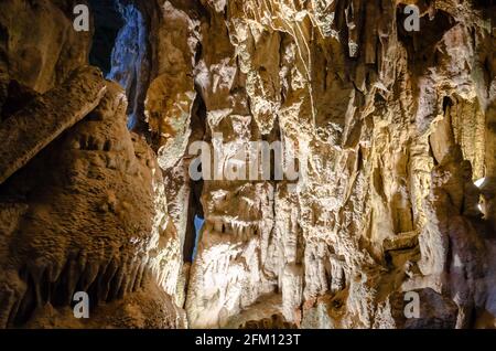 Diese Höhle befindet sich in der Schlucht von Serbien und heißt Resavska pecina. Stockfoto