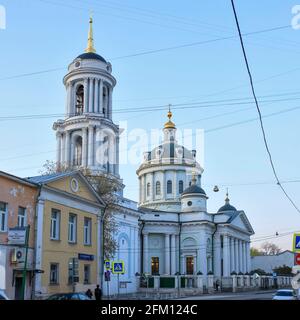 MOSKAU, RUSSLAND - 02. Mai 2021. Die Kirche des heiligen Martin des Bekenners, Papst von Rom (der Himmelfahrt). Eines der am besten erhaltenen Denkmäler der Klassik Stockfoto