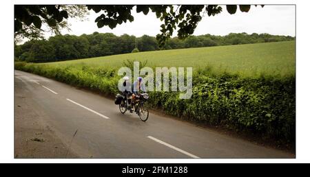 Jane Tomlinson Reiten von Rom nach Leeds, um Geld für ihre Wohltätigkeitskampagne zu sammeln. Mit ihr ist Luke Goward ihr Bruder auf der Straße zwischen Marlow und Watlington.pic David Sandison 3/6/2004 Stockfoto