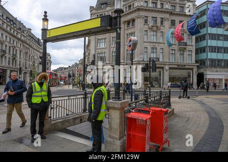 Einbahnige Einfahrt in die U-Bahnstation Oxford Circus während der Coronavirus-Sperre, 4. Mai 2021 Stockfoto