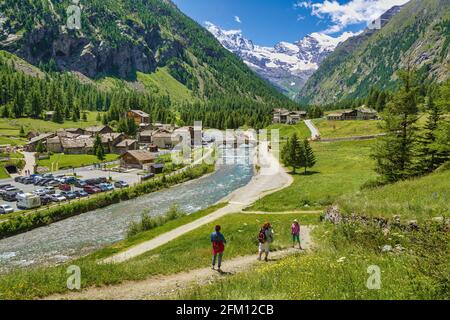 Wandern im Parco Nazionale del Gran Paradiso oder im Nationalpark Gran Paradiso, Aostatal, Italien. Valnontey Dorf im Hintergrund. Stockfoto