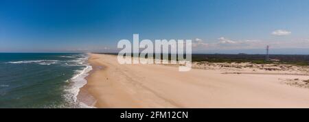 Luftdrohnen-Panorama - Wellen an einem Strand mit goldenem Sand - Sommerurlaub - Aveiro, Portugal Stockfoto