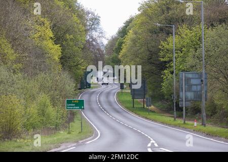 Wendover, Großbritannien. Mai 2021. Blick auf Bäume entlang der A413. Um Wendover in der Chilterns AONB werden zurzeit große Flächen von Bäumen und Vegetation freigeräumt, um die Hochgeschwindigkeitsstrecke HS2 vorzubereiten, wobei vor kurzem nach Einbruch der Dunkelheit einige Arbeiten durchgeführt werden. Aktivisten, die gegen HS2 sind, besetzen das Wendover Active Resistance Camp neben der A413. Kredit: Mark Kerrison/Alamy Live Nachrichten Stockfoto