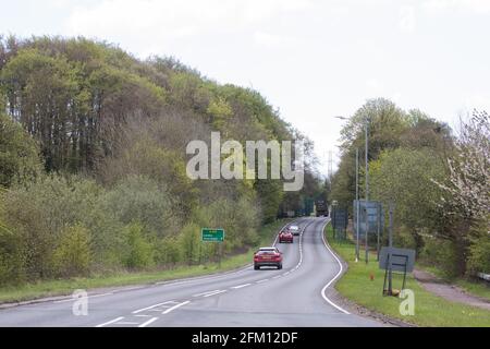 Wendover, Großbritannien. Mai 2021. Blick auf Bäume entlang der A413. Um Wendover in der Chilterns AONB werden zurzeit große Flächen von Bäumen und Vegetation freigeräumt, um die Hochgeschwindigkeitsstrecke HS2 vorzubereiten, wobei vor kurzem nach Einbruch der Dunkelheit einige Arbeiten durchgeführt werden. Aktivisten, die gegen HS2 sind, besetzen das Wendover Active Resistance Camp neben der A413. Kredit: Mark Kerrison/Alamy Live Nachrichten Stockfoto