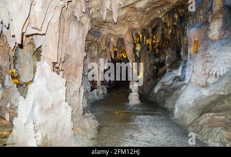 Diese Höhle befindet sich in der Schlucht von Serbien und heißt Resavska pecina. Stockfoto