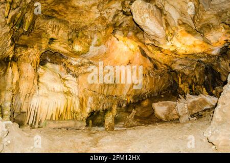 Diese Höhle befindet sich in der Schlucht von Serbien und heißt Resavska pecina. Stockfoto