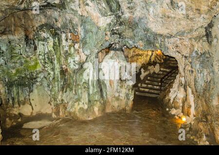 Diese Höhle befindet sich in der Schlucht von Serbien und heißt Resavska pecina. Stockfoto