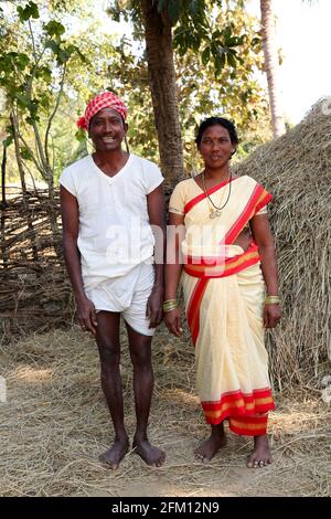 Savara-Stammespaar im Dorf Sannaiguda in Srikakulam Dist., Andhra Pradesh, Indien Stockfoto