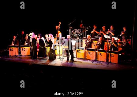 Fenner Schwestern begleitet von Ray Chester Big Band, Customs House South Shields (Mai 2008) Stockfoto