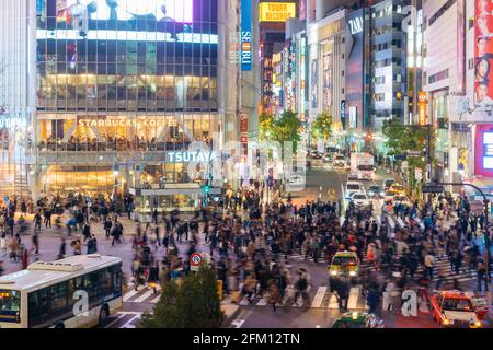 Tokio, Japan - 6. Januar 2016: Ein gelbes Taxi steckte in der Menge am Shibuya Crossing Shibuya Tokyo Japan fest Stockfoto