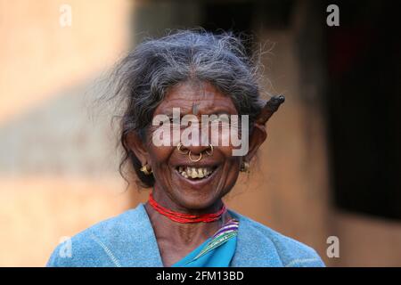 Alte Stammesfrau mit Zigarre im Dorf Korrakothavalasa in Araku, Andhra Pradesh, Indien. KONDHU-STAMM Stockfoto