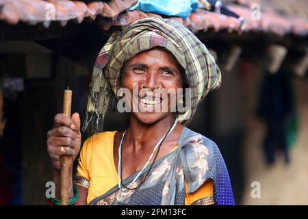 Lächelndes Gesicht einer Frau mittleren Alters im Dorf Korrakothavalasa in Araku, Andhra Pradesh, Indien. KONDHU-STAMM Stockfoto