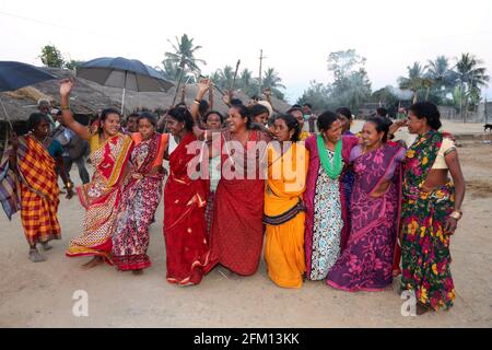 Traditioneller Thongseng-Tanz des KONDA SAVARA-STAMMES im Dorf Nallaraiguda, Bezirk Srikakulam, Andhra Pradesh, Indien Stockfoto