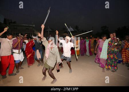 Traditioneller Thongseng-Tanz des KONDA SAVARA-STAMMES im Dorf Nallaraiguda, Bezirk Srikakulam, Andhra Pradesh, Indien. KONDA SAVARA STAMM Stockfoto