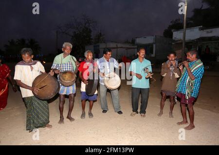 Traditionelle Thongseng-Musiker des STAMMES KONDA SAVARA im Dorf Nallaraiguda, Bezirk Srikakulam, Andhra Pradesh, Indien Stockfoto