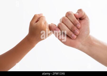 Nahaufnahme von Vater und Tochter mit kleinen Fingern Stockfoto