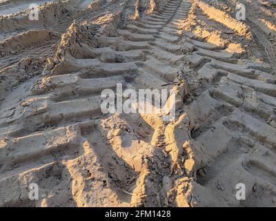 Reifenspuren auf Sand. Massive Reifenspuren in den Sand gedruckt Stockfoto