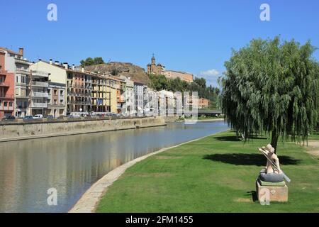 Der Fluss Segre und einige typische Wohngebäude in Balaguer, Katalonien, Spanien. Stockfoto