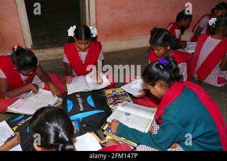 KAPU SAVARA TRIBE - Govt Tribal Welfare Girls Ashram High School - Savarabonthu Village - Andhra Pradesh, Indien Stockfoto