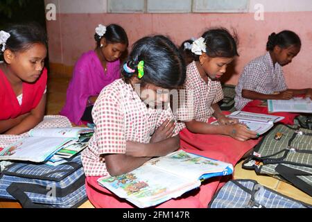 KAPU SAVARA TRIBE- Govt Tribal Welfare Girls Ashram High School - Savarabonthu Village - Andhra Pradesh, Indien Stockfoto