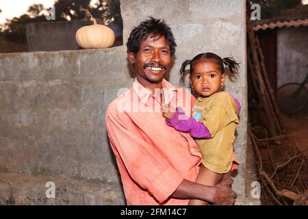 PARANGIPERJA STAMM - Vater und Baby Mädchen - Boriborivalsa Dorf, Araku, Andhra Pradesh, Indien Stockfoto