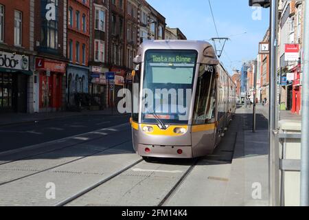 Luas (Straßenbahn) auf den Straßen von Dublin Stockfoto