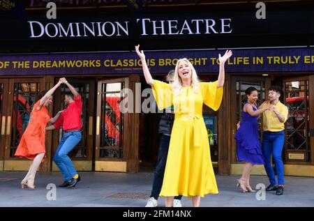 NUR FÜR REDAKTIONELLE VERWENDUNG Denise van Ouen führt eine Gruppe von West End-Sängern und Tänzern in einer Aufführung vor dem Dominion Theatre in London an, die von Belvita anlässlich der bevorstehenden Rückkehr Großbritanniens in die Kinos am 17. Mai produziert wurde. Bilddatum: Mittwoch, 5. Mai 2021. Stockfoto