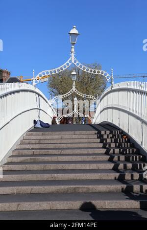 Blick über die Ha'Penny Brücke in Dublin Stockfoto