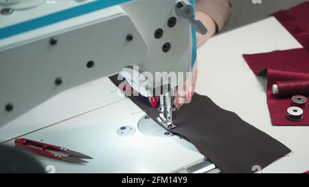 Schießen von Schneiderin Frau nähen Auftrag auf elektrische Maschine Stockfoto