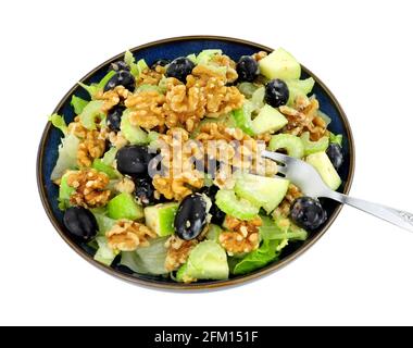 Waldorfsalat mit Walnüssen, Sellerie, Äpfeln und Trauben isoliert auf weißem Hintergrund Stockfoto