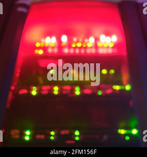 Unscharfer heller Hintergrund der roten Lampen von Serverproblemen, Bokeh-Alarm Stockfoto