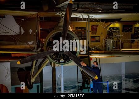 Ein Ingenieur reinigt und überprüft den Propeller auf einem Fairey Swordfish Doppeldecker im Royal Navy Fleet Air Arm Museum in Yeovilton, Somerset, während sie sich darauf vorbereiten, am 19. Mai für die Öffentlichkeit wiedereröffnet zu werden. Bilddatum: Mittwoch, 5. Mai 2021. Stockfoto