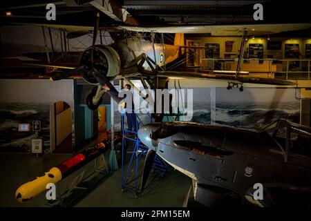 Ein Ingenieur reinigt und überprüft den Propeller auf einem Fairey Swordfish Doppeldecker im Royal Navy Fleet Air Arm Museum in Yeovilton, Somerset, während sie sich darauf vorbereiten, am 19. Mai für die Öffentlichkeit wiedereröffnet zu werden. Bilddatum: Mittwoch, 5. Mai 2021. Stockfoto