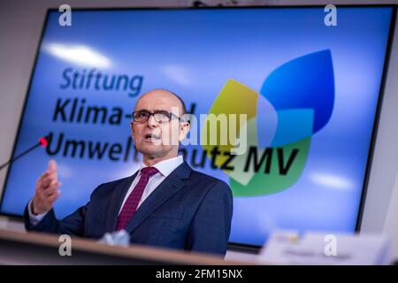 Schwerin, Deutschland. Mai 2021. Erwin Sellering (SPD), ehemaliger Ministerpräsident Mecklenburg-Vorpommerns und Vorsitzender des Vorstands der neuen Klima- und Umweltschutzstiftung MV, beantwortet auf einer Pressekonferenz Fragen von Medienvertretern. Die Stiftung, die mit Mitteln aus dem Nord Stream-Gaspipelineprojekt finanziert wird, hat ihre Arbeit aufgenommen. Die Stiftung wird mindestens eine Million Euro pro Jahr zur Finanzierung von Projekten zur Verfügung haben, wenn die Stiftung allein von Nord Stream finanziert wird. Quelle: Jens Büttner/dpa-Zentralbild/dpa/Alamy Live News Stockfoto