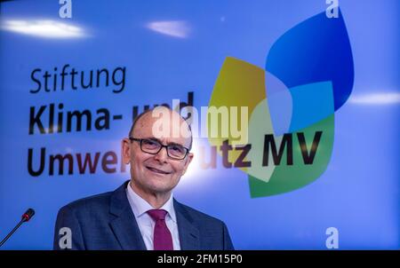 Schwerin, Deutschland. Mai 2021. Erwin Sellering (SPD), ehemaliger Ministerpräsident Mecklenburg-Vorpommerns und Vorsitzender des Vorstands der neuen Klima- und Umweltschutzstiftung MV, beantwortet auf einer Pressekonferenz Fragen von Medienvertretern. Die Stiftung, die mit Mitteln aus dem Nord Stream-Gaspipelineprojekt finanziert wird, hat ihre Arbeit aufgenommen. Die Stiftung wird mindestens eine Million Euro pro Jahr zur Finanzierung von Projekten zur Verfügung haben, wenn die Stiftung allein von Nord Stream finanziert wird. Quelle: Jens Büttner/dpa-Zentralbild/dpa/Alamy Live News Stockfoto