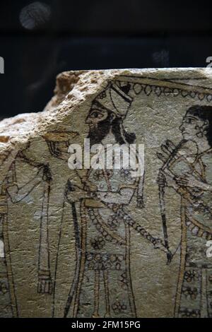 Glasierte Fliesen. Der assyrische König Ashurnasirpal II., unter einem Sonnenschirm, wird von Wachen umarmt. North West Palace, Nimrud, Irak. 845-850 V. CHR. Lehm. Britisch Stockfoto
