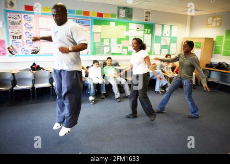 Nick Makoha, Poet Coach mit Studenten der Lammas School in Leyton, probt für den 2007 in London stattfindenden Poetry SLAM im Stratford Circus, Theatre Square, London. SA 23 juni 2007 Bild David Sandison Stockfoto