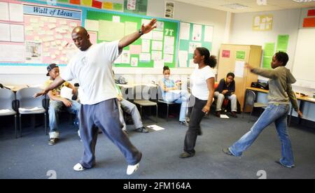 Nick Makoha, Poet Coach mit Studenten der Lammas School in Leyton, probt für den 2007 in London stattfindenden Poetry SLAM im Stratford Circus, Theatre Square, London. SA 23 juni 2007 Bild David Sandison Stockfoto